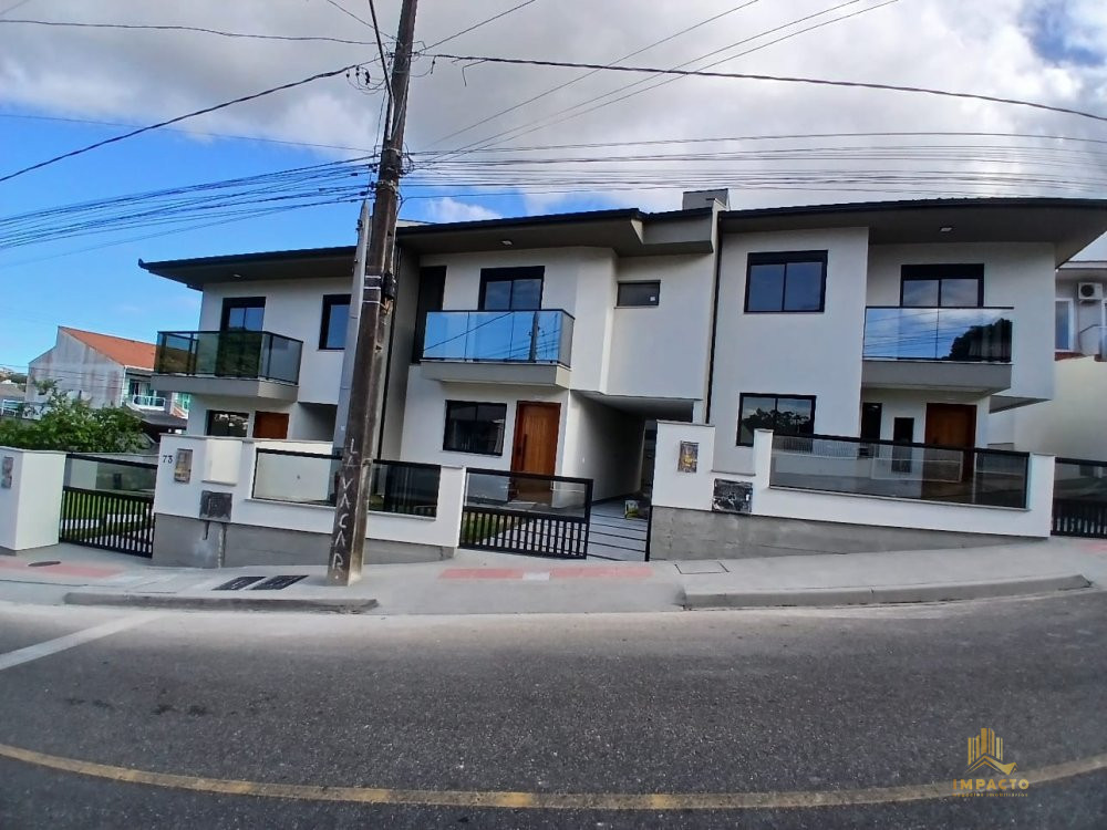 Sobrado à venda  no Potecas - São José, SC. Imóveis