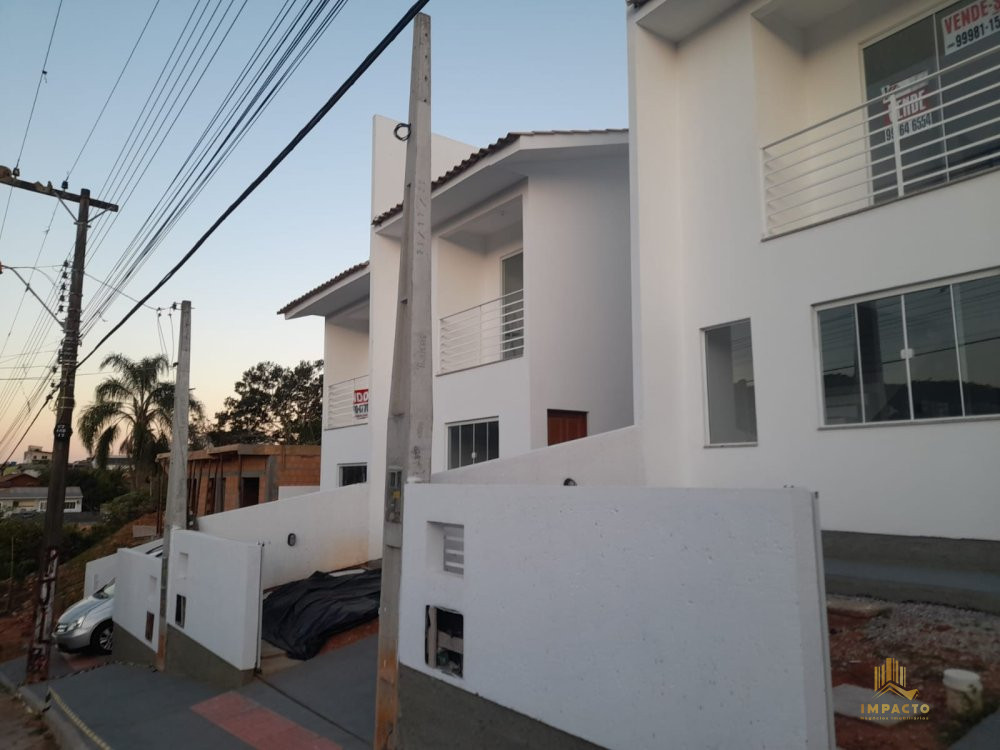 Sobrado à venda  no Potecas - São José, SC. Imóveis