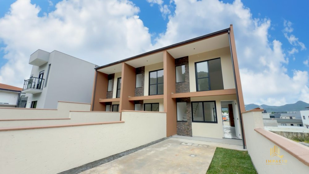 Sobrado à venda  no Sertão do Maruim - São José, SC. Imóveis