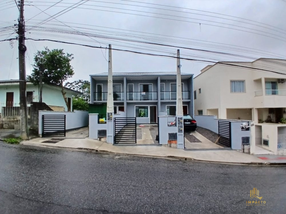 Sobrado à venda  no Potecas - São José, SC. Imóveis