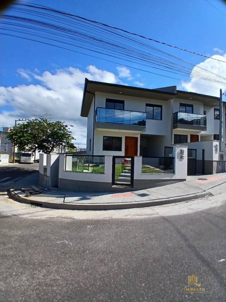Sobrado à venda  no Potecas - São José, SC. Imóveis